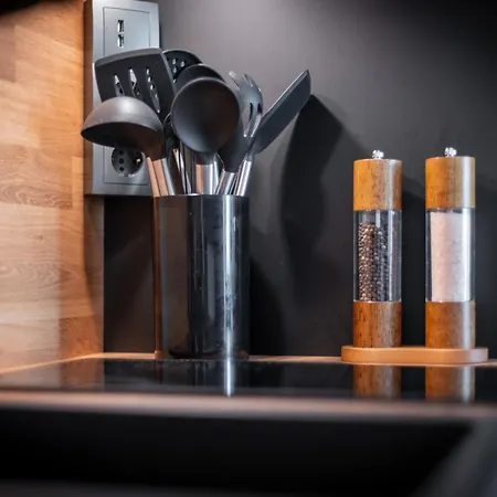 Federnest - Luxus-studio - Kingsize Boxspringbett - Home-office Mit Monitor Und Drucker - 11 Min Hbf