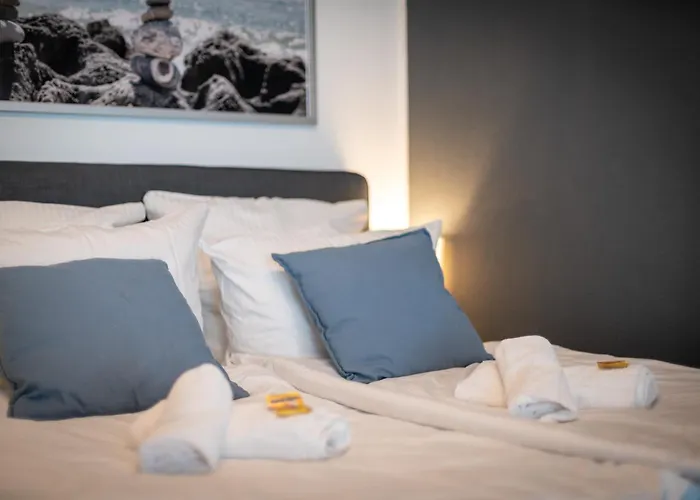 Federnest - Luxus-studio - Kingsize Boxspringbett - Home-office Mit Monitor Und Drucker - 11 Min Hbf